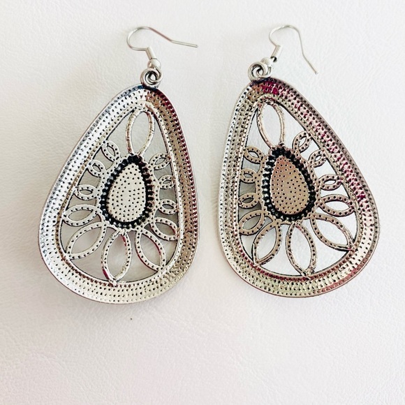 Vintage Silver Toned Filigree Teardrop Boho Chic Earrings with Green Faux Stone - Picture 3 of 3